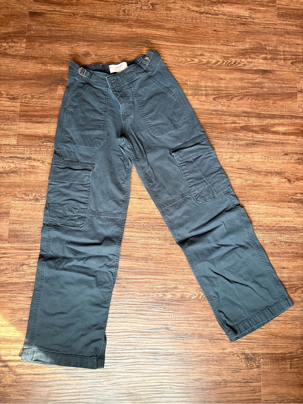 Hollister Women’s Low Rise Baggy Cargo Pants in Black